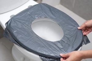 Hack bikin alas dudukan kloset darurat dari plastik bekas di rumah, praktis daripada jadi sampah