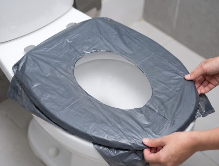 Hack bikin alas dudukan kloset darurat dari plastik bekas di rumah, praktis daripada jadi sampah
