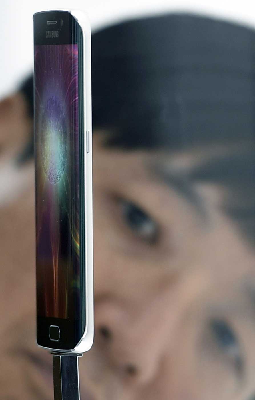 Samsung Galaxy S6 edge, cantik dengan layar melengkung
