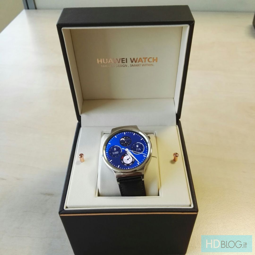 Huawei Watch tampak elegan dengan lapisan kristal safir