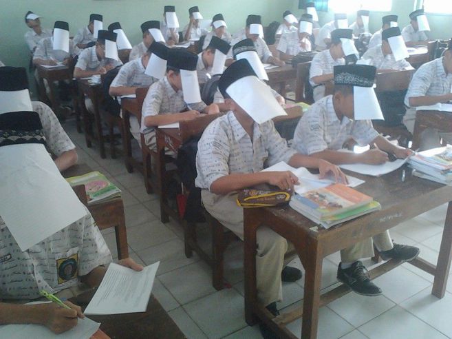 9 Foto unik dan kocak cara agar siswa tak menyontek saat ujian
