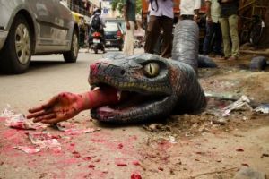 10 Tindakan protes unik akibat lambatnya perbaikan jalan berlubang