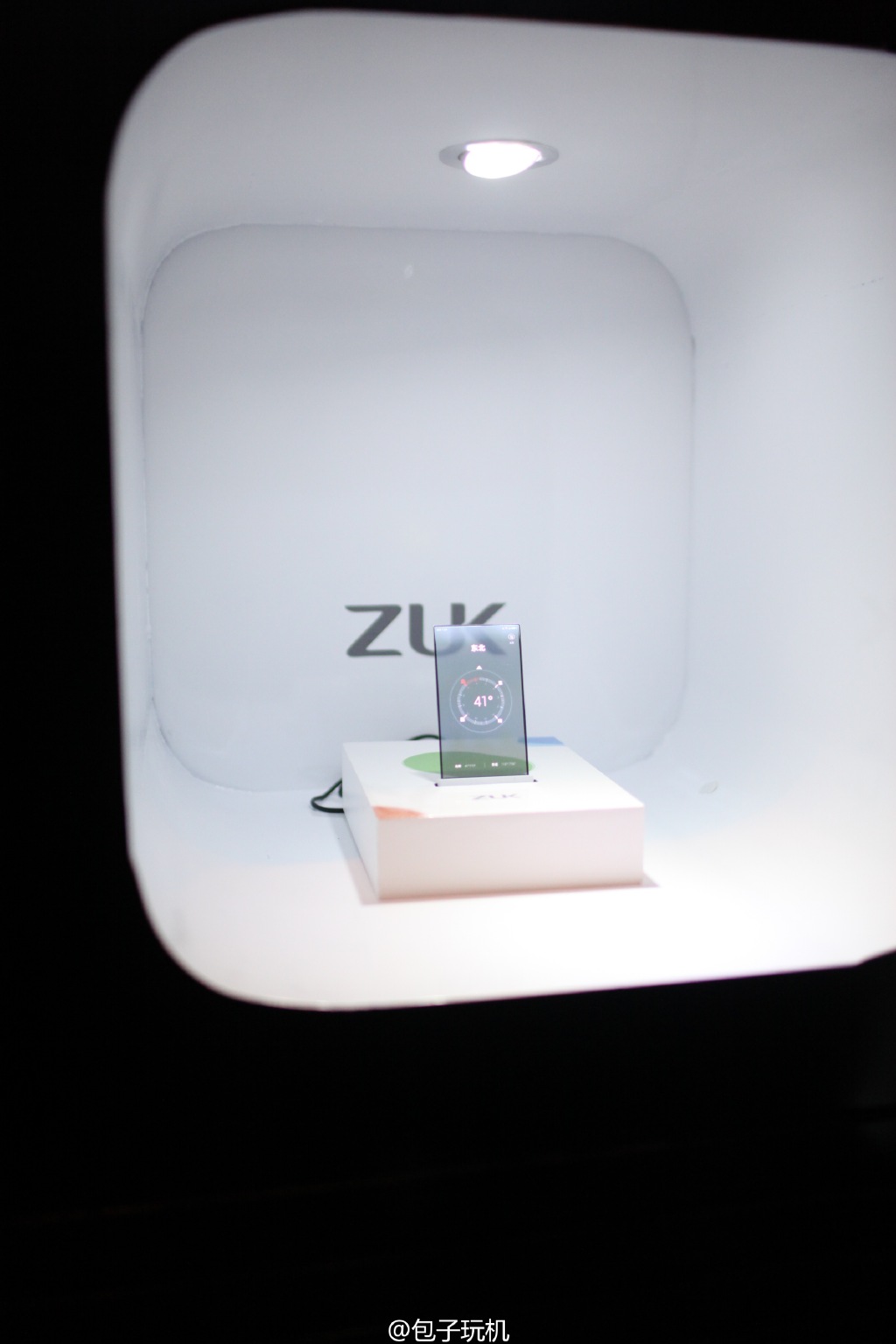 Zuk pamer smartphone dengan layar transparan