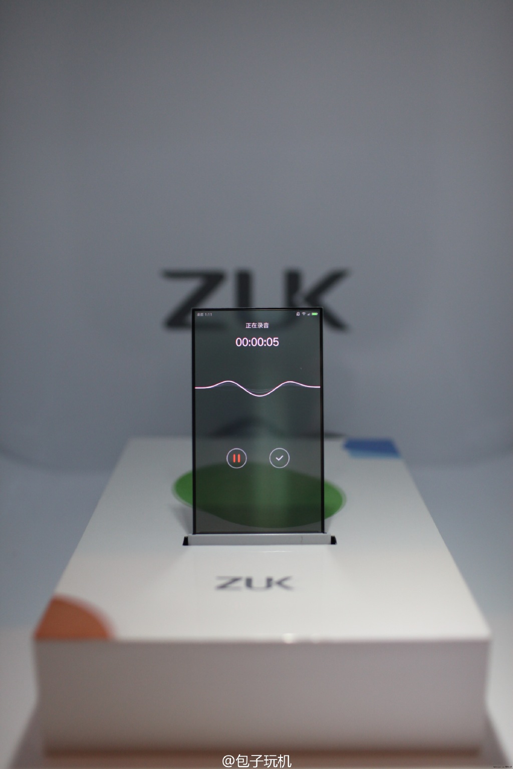 Zuk pamer smartphone dengan layar transparan