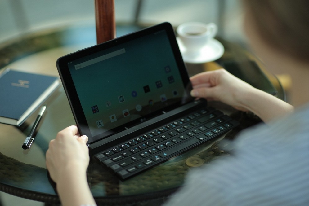 LG Rolly Keyboard: Papan tombol portabel yang bisa dilipat jadi balok