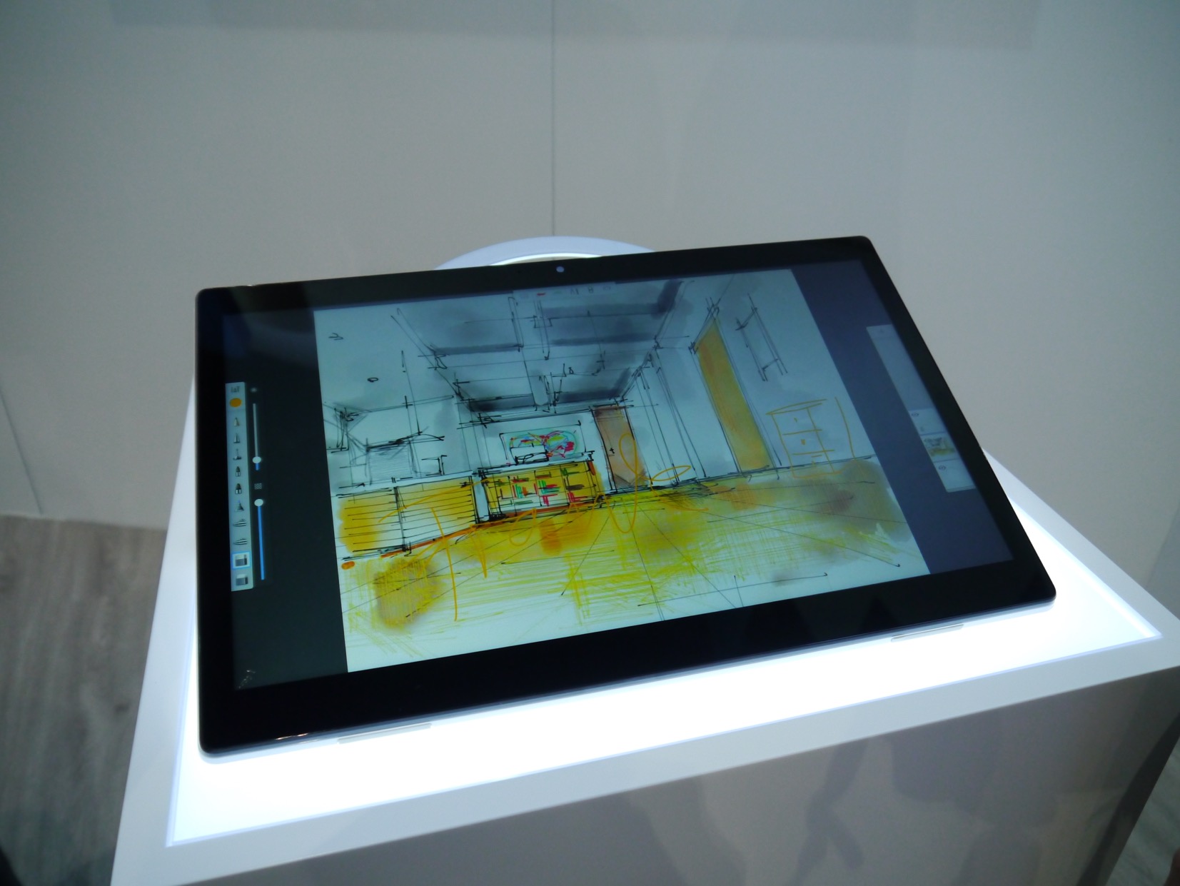 Alcatel Xess, tablet 17 inci yang mirip monitor