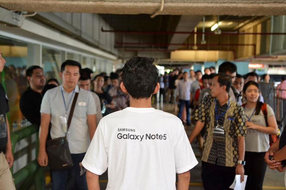 Hiruk pikuk suasana penjualan pertama Galaxy Note 5