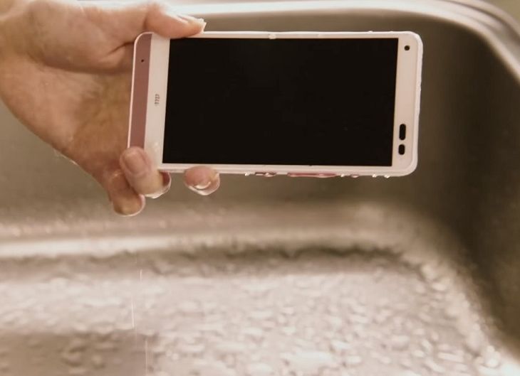 Kalau smartphone ini kotor dapat dibersihkan dengan sabun