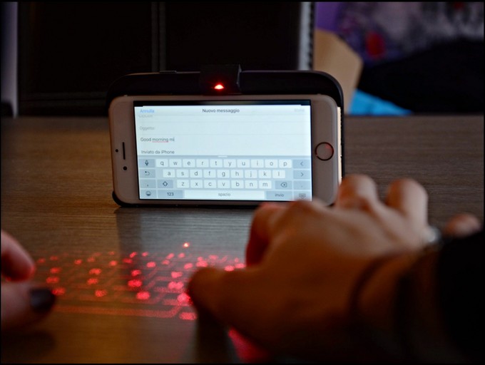 Case smartphone yang bisa Anda fungsikan sebagai keyboard virtual