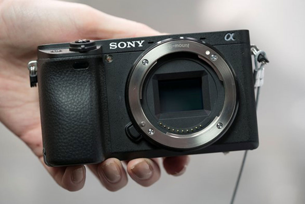 Membongkar 'jeroan' Sony a6300 yang hadir dengan 3 pilihan lensa