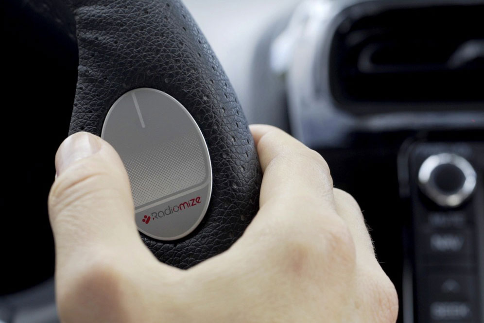 Piranti ini bisa kendalikan ponsel dari roda kemudi mobil Anda