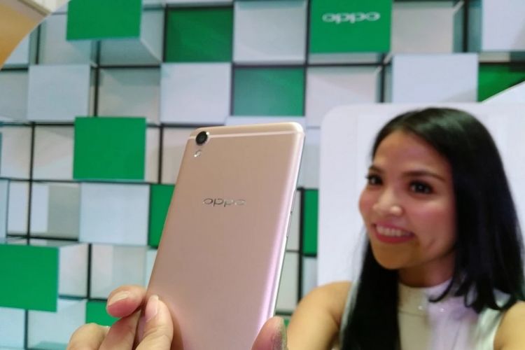 Membongkar ponsel Selfie Expert Oppo buatan Indonesia