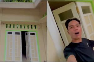 Konsep dalam rumah ini aneh, ada pohon nangka hidup di ruang tamu, ini 9 potret rumahnya bikin heran