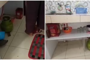 11 Cara bikin rak dan tirai portabel di kolong dapur, jadi nggak sumpek dan nyaman dipandang