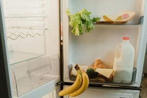 Tak perlu beli pewangi khusus, ini trik usir bau busuk di kulkas cukup andalkan 1 alat dan bahan dapur