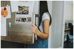 Cara enyahkan noda membandel di pintu kulkas pakai 2 bahan dapur, bersih tanpa keluarkan tenaga ekstra