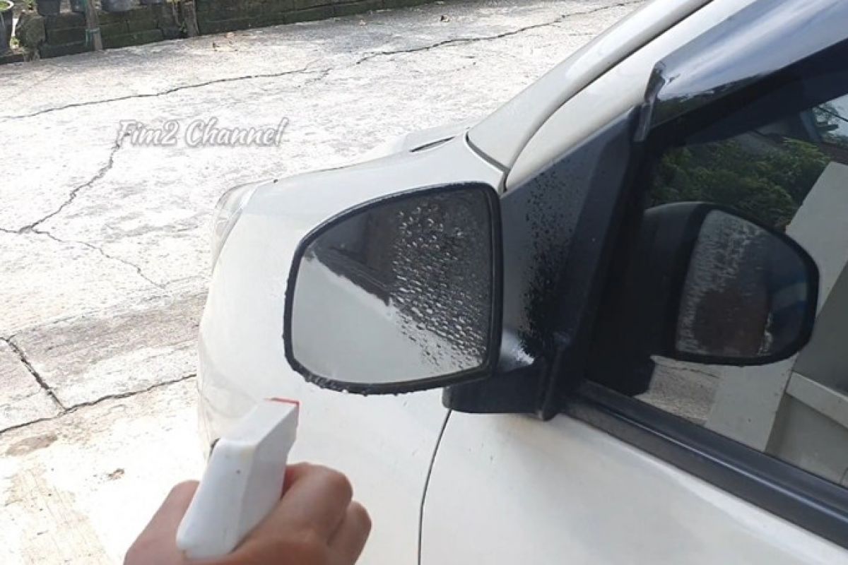 No need to rub with soap, here's a trick for cleaning blurry car