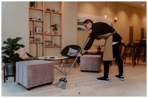 Tanpa vacuum cleaner atau pengki, trik angkat debu cuma pakai 1 alat dapur ini bikin lantai jadi kincl