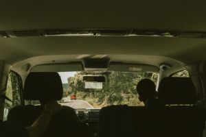 Bersih dalam sekali usap, ini cara hilangkan noda bintik hitam di plafon mobil pakai 2 bahan dapur