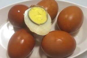 Hemat gas cuma 30 menit, ini trik bikin telur asin agar semakin gurih dan tak pucat