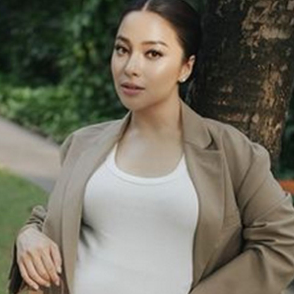 8 Gaya pemotretan Nikita Willy saat hamil besar, pakai high heels aura cantiknya kian terpancar