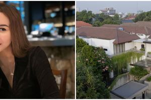 Mengusung konsep open space, 10 potret ruang tengah Aura Kasih ada pintu kamuflase