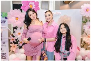 Bertema feminim, ini 5 potret detail kue baby shower Jessica Iskandar yang elegan abis