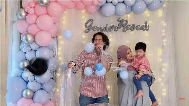 Momen gender reveal anak kedua pesinetron © berbagai sumber Momen gender reveal anak kedua pesinetron © berbagai sumber