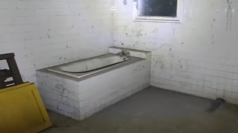 Potret rumah syuting film Suzanna © YouTube