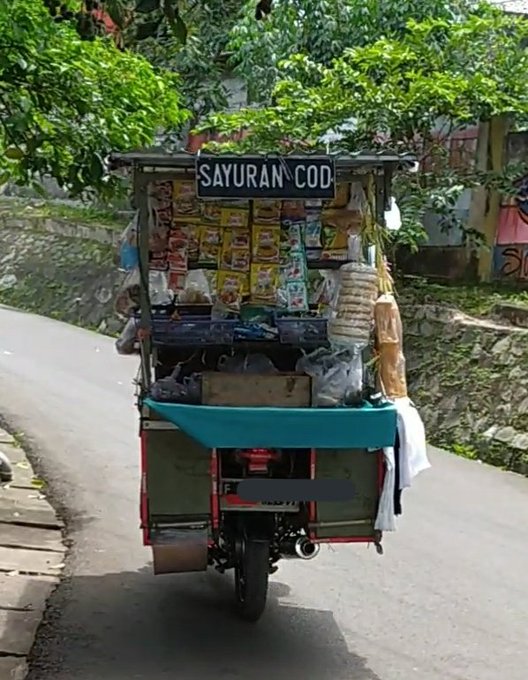 dijual di pinggir jalan nyeleneh © berbagai sumber