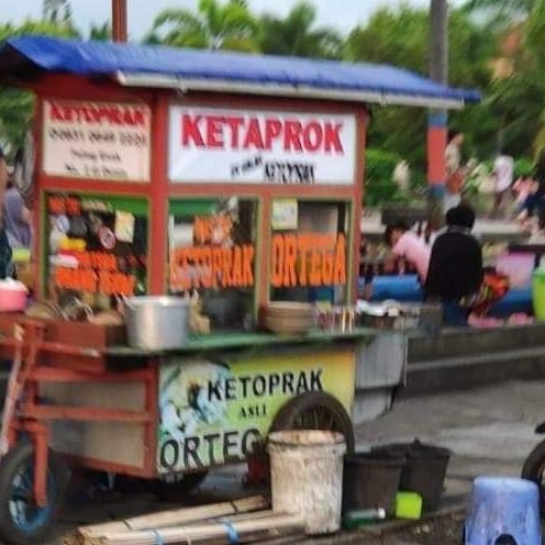 dijual di pinggir jalan nyeleneh © berbagai sumber