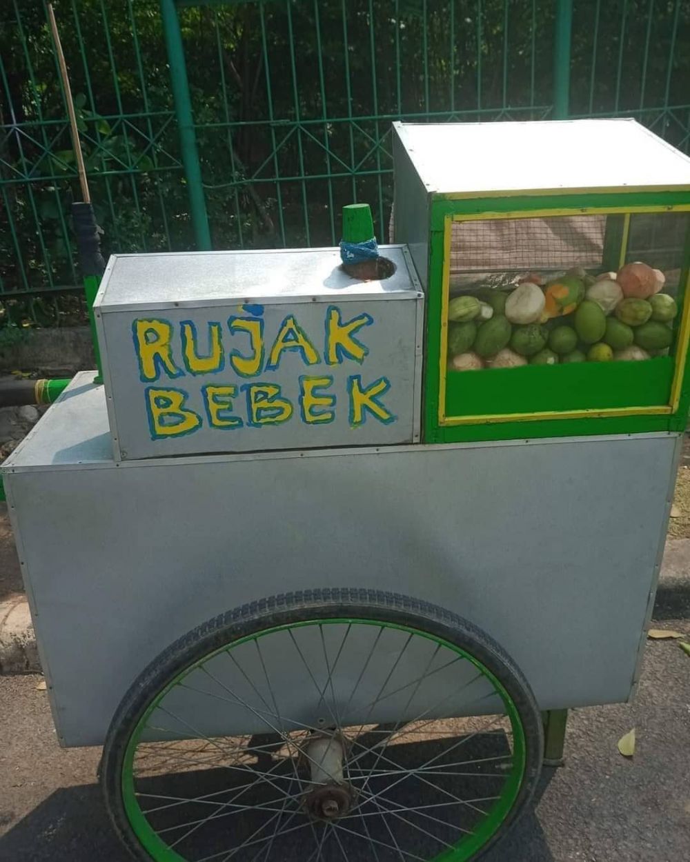 dijual di pinggir jalan nyeleneh © berbagai sumber