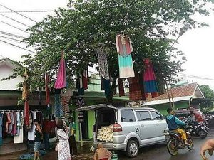 dijual di pinggir jalan nyeleneh © berbagai sumber