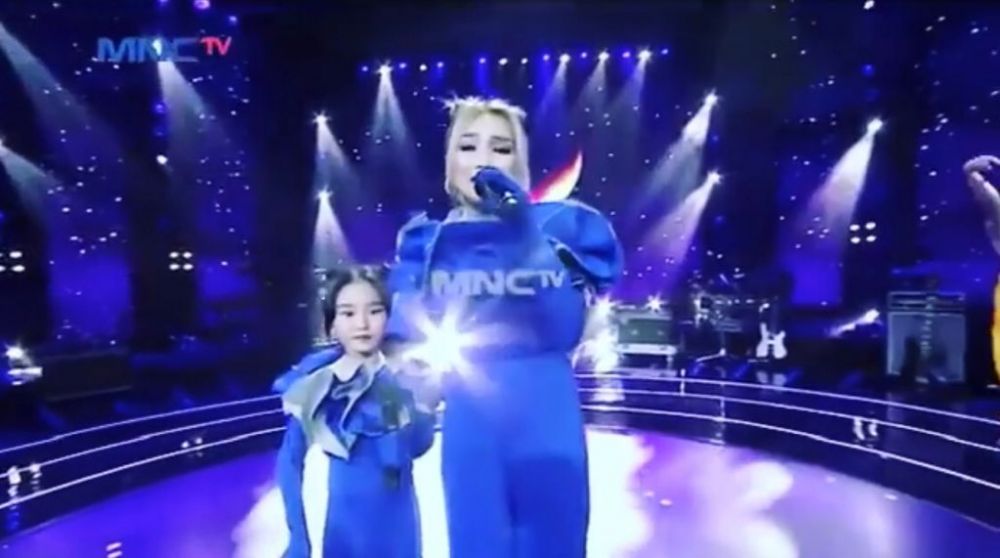 Aksi penyanyi duet bareng anak Instagram Aksi penyanyi duet bareng anak Instagram