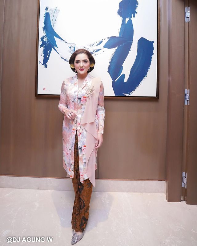 13 Potret Ashanty pakai baju adat Indonesia, anggun berkebaya Bali