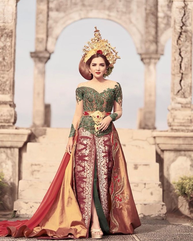 13 Potret Ashanty pakai baju adat Indonesia, anggun berkebaya Bali