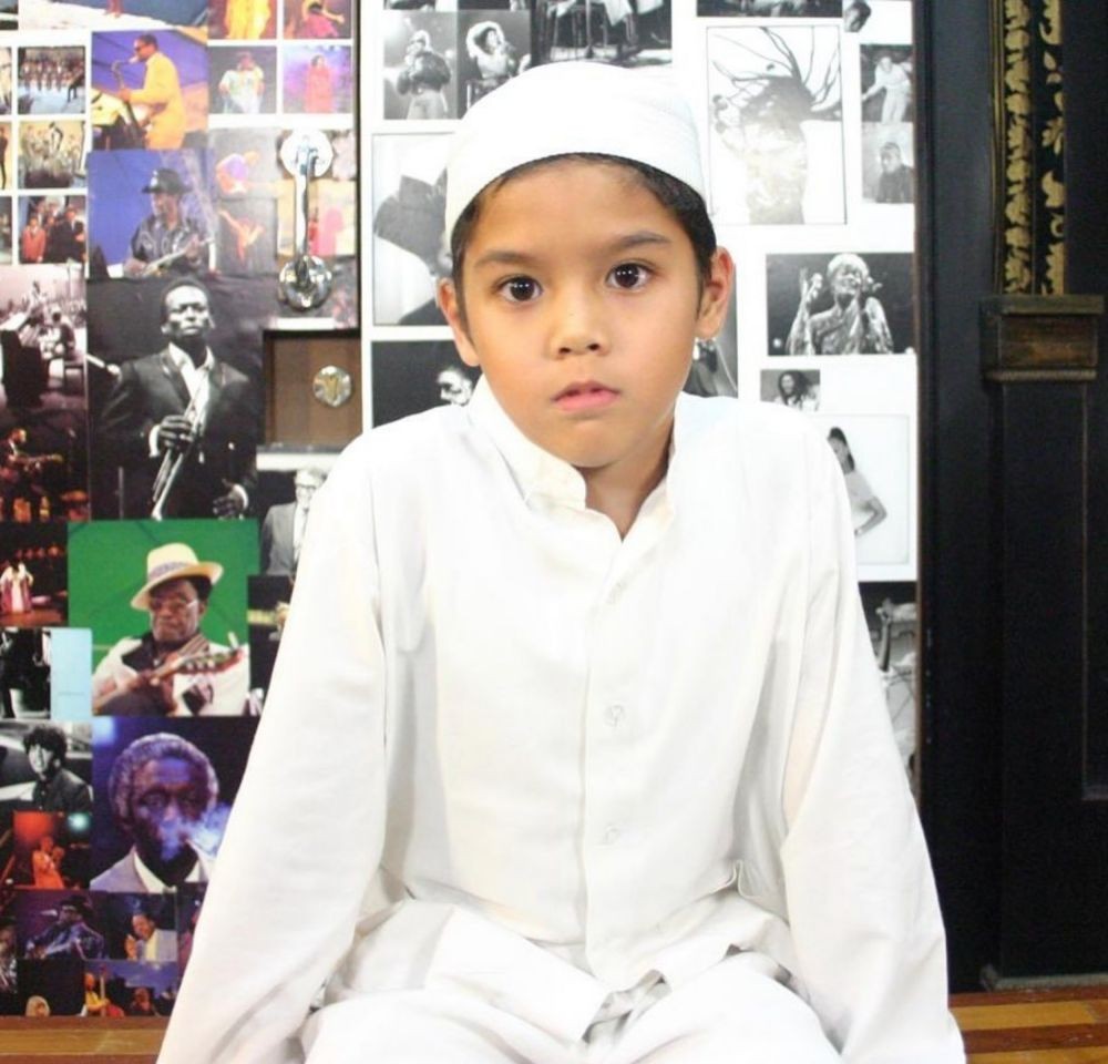 9 Potret masa kecil Al Ghazali, diajak manggung bareng Maia Estianty