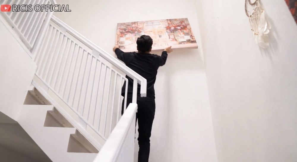 Potret rumah baru Ria Ricis dan Teuku Ryan © YouTube Potret rumah baru Ria Ricis dan Teuku Ryan © YouTube