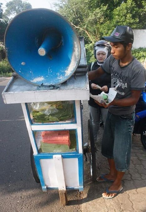pedagang keliling bawa benda nyeleneh © berbagai sumber