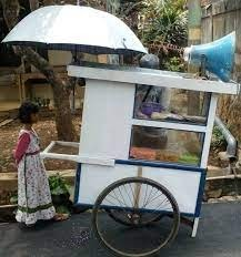 pedagang keliling bawa benda nyeleneh © berbagai sumber