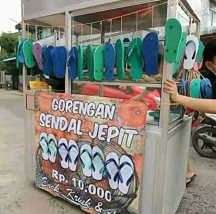 pedagang keliling bawa benda nyeleneh © berbagai sumber