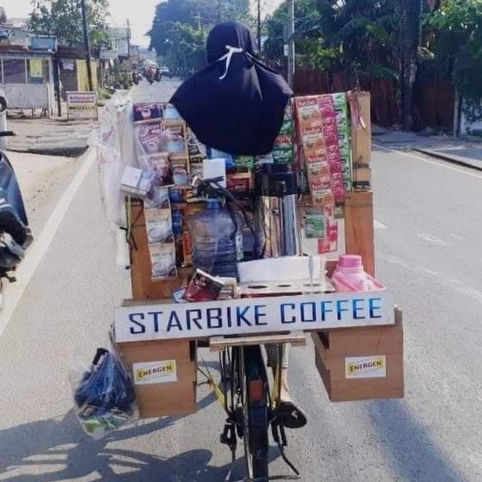 pedagang keliling bawa benda nyeleneh © berbagai sumber