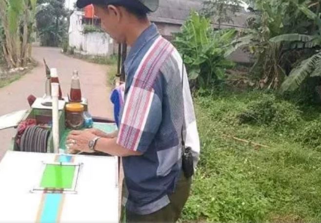 pedagang keliling bawa benda nyeleneh © berbagai sumber