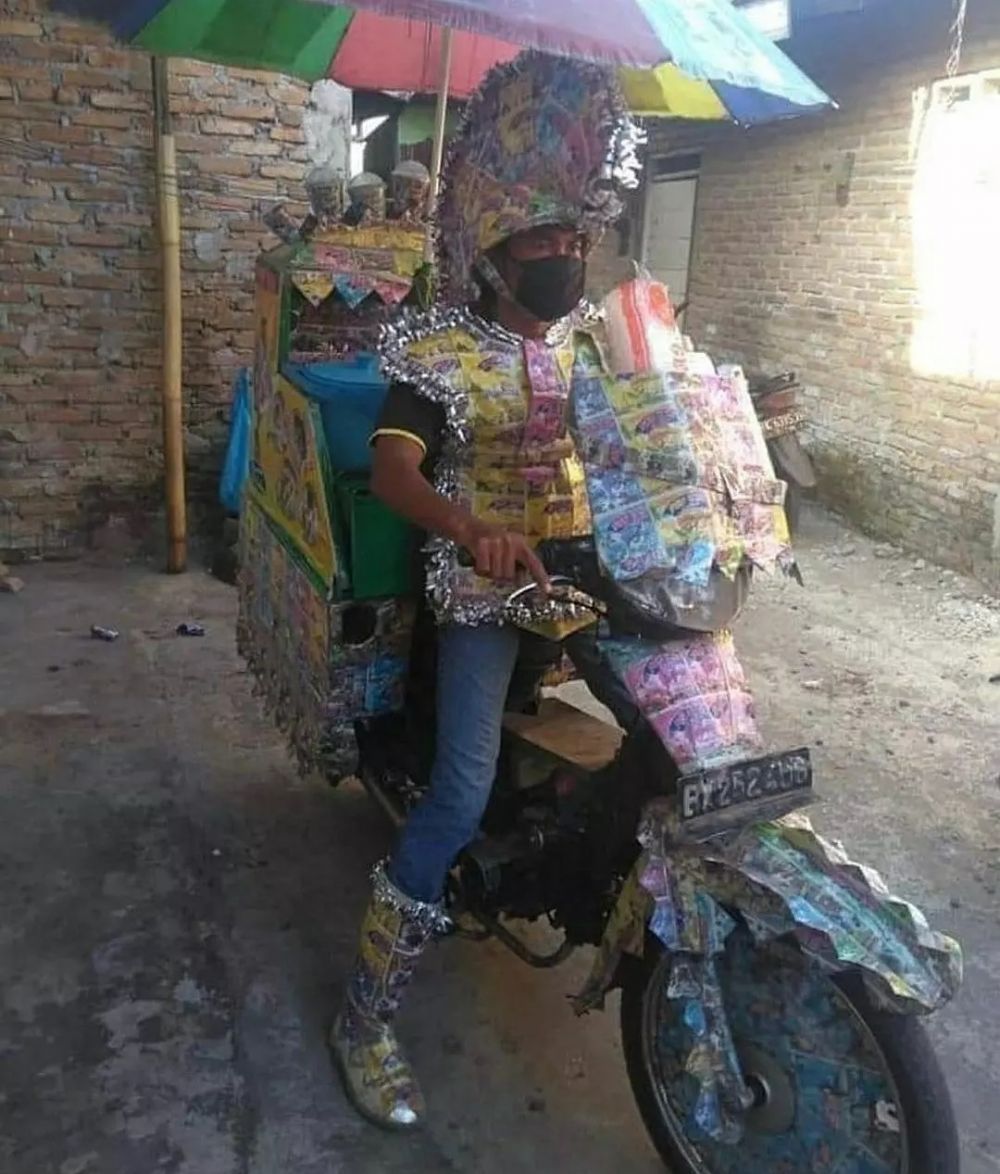 pedagang keliling bawa benda nyeleneh © berbagai sumber