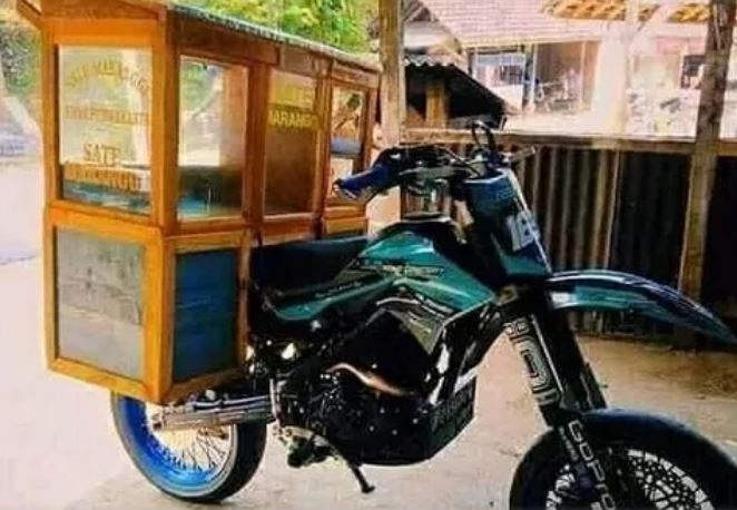 pedagang keliling bawa benda nyeleneh © berbagai sumber