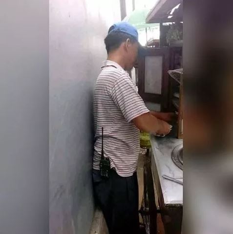 pedagang keliling bawa benda nyeleneh © berbagai sumber