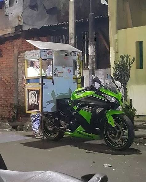 pedagang keliling bawa benda nyeleneh © berbagai sumber