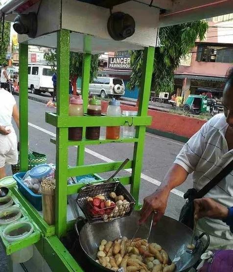 pedagang keliling bawa benda nyeleneh © berbagai sumber