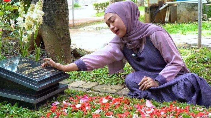 Momen 10 seleb ziarah jelang Ramadhan, Ria Ricis menangis rindu