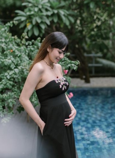 11 Potret maternity Adiezty Fersa istri Gilang Dirga, gayanya elegan
